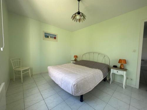 a bedroom with a bed and a table and a chair at Appartement Meschers-sur-Gironde, 2 pièces, 4 personnes - FR-1-550-56 in Meschers-sur-Gironde