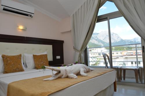 Säng eller sängar i ett rum på Erkal Resort Hotel