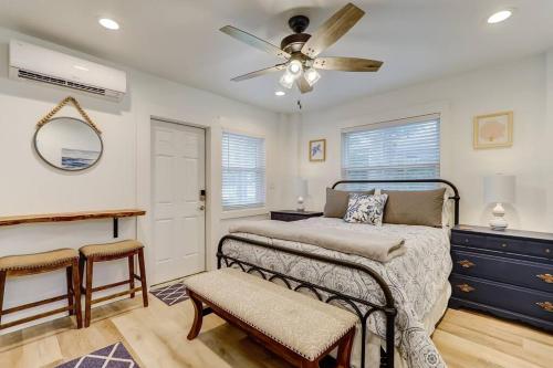 1 dormitorio con 1 cama y ventilador de techo en Beachside Retreat Awaits at Jacksonville Beach en Jacksonville Beach