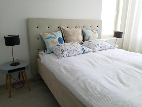 Postel nebo postele na pokoji v ubytování Hervannassa uusi saunallinen kaksio + Parkkipaikka + Ratikka