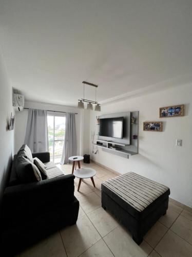 sala de estar con sofá y TV en Apartamento Ameghino en Salta