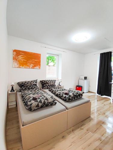 um quarto com duas camas num quarto em Harmónia Vendégház em Szeged