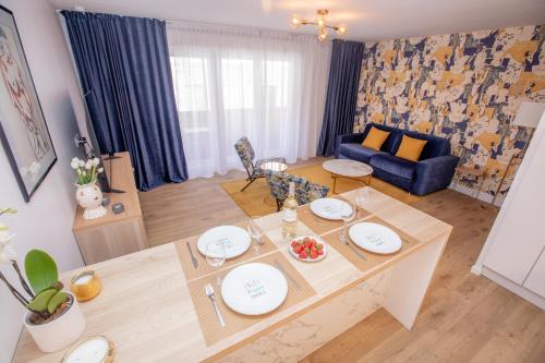 een woonkamer met een tafel en een blauwe bank bij Luxueux 3p. Art Deco + Parking in Cannes