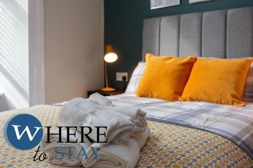 מיטה או מיטות בחדר ב-Stylish 2bed apartment underneath Edinburgh castle