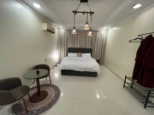 روعة بيتك306 في الرياض: غرفة نوم بسرير وطاولة وكرسي