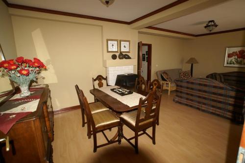 een woonkamer met een tafel en stoelen en een bank bij Tito's Place in Ohrid