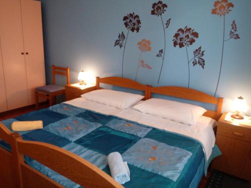 1 dormitorio con 1 cama grande y 1 cama azul en Apartment Violeta, en Pula