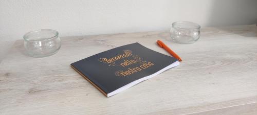 a happy new year book on a table with glasses at La casa Ciarlasca in Lacchiarella