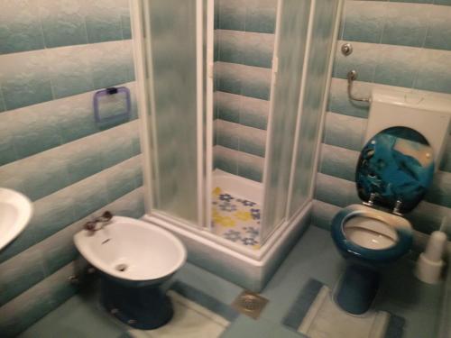 Baño pequeño con aseo y lavamanos en Apartment Violeta, en Pula