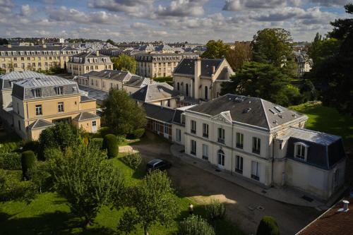 uma vista aérea de uma grande cidade com edifícios em Tiers lieu de l'Ermitage em Versalhes