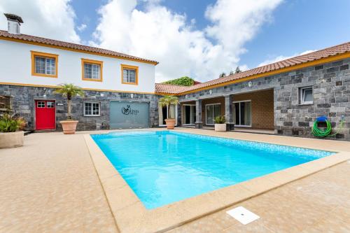 una piscina en el patio de una casa en Quinta da Paz Azores, en Pico da Pedra