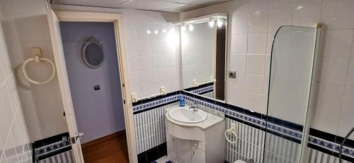une salle de bains avec un lavabo et un miroir dans l'établissement Puerto de la Duquesa Sea Views, à Manilva