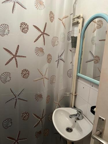 een badkamer met een wastafel en een spiegel bij Rustic home Visoko in Visoko