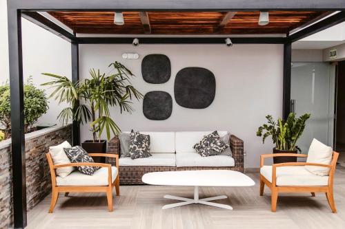 A seating area at Martinto by Wynwood House