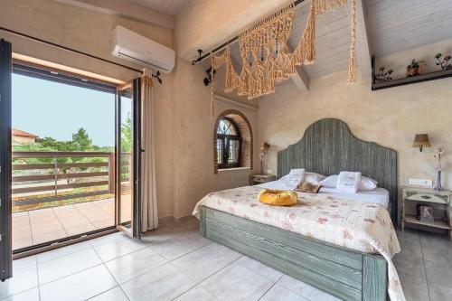 sypialnia z dużym łóżkiem i balkonem w obiekcie Art House Villa w mieście Káto Yerakaríon