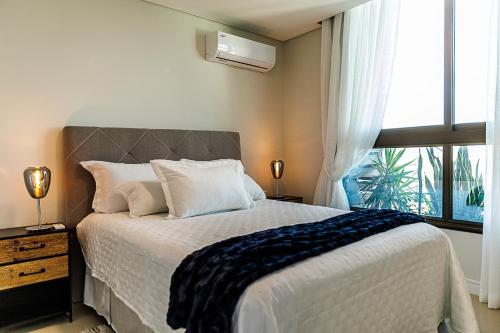um quarto com uma cama grande e uma janela em Cielo Ejecutivo: Un hogar en la ciudad em Ciudad del Este