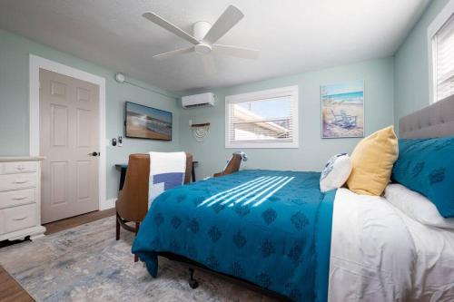 a bedroom with a bed and a ceiling fan at Beach Getaway at Jax Beach Studio Apartment in Jacksonville Beach