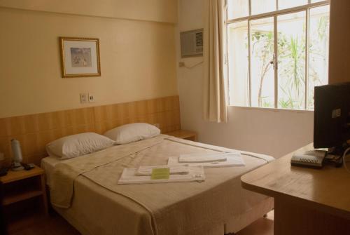 Postel nebo postele na pokoji v ubytování Hara Palace Hotel