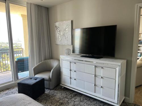een woonkamer met een flatscreen-tv op een dressoir bij Singer Island Beach resort and Spa, Located at the Palm Beach Marriott in Riviera Beach