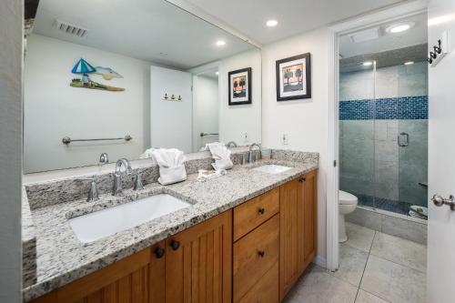 uma casa de banho com 2 lavatórios e um chuveiro em Nautilus 1503 - Gulf Front 2 Bedroom 5th Floor em Fort Walton Beach