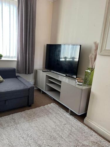 a living room with a large flat screen tv at 1 bedroom flat sleeps 4 in Abingdon Oxfordshire in Abingdon