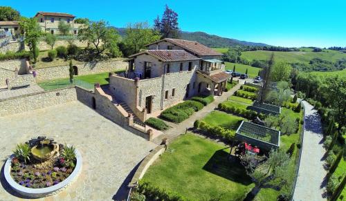 eine Luftansicht eines Hauses mit Garten in der Unterkunft Spa Resort Fonte Alla Lepre in Riparbella