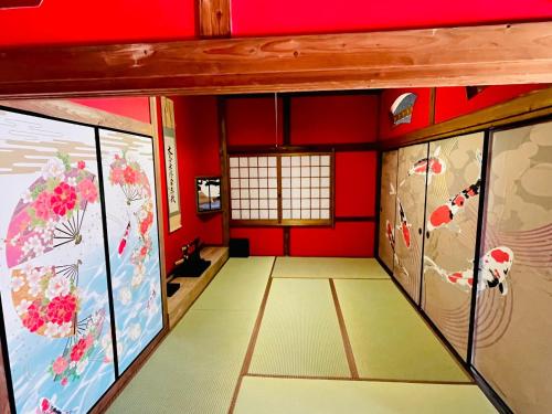 a room with red walls at Kominka Dining Bar Yumeyashiki- Vacation STAY 50793v in Karatsu