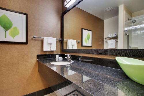 Et badeværelse på Fairfield Inn & Suites by Marriott Ottawa Starved Rock Area