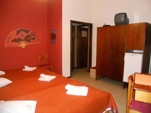 Una cama o camas en una habitación de Hotel Arsenakos