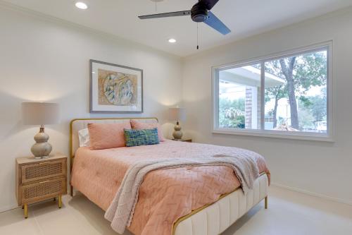 um quarto com uma cama e uma janela em Chic Ocean Springs Vacation Rental Near Downtown! em Ocean Springs