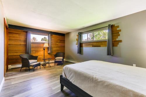 een slaapkamer met een bed en een tafel en stoelen bij Indian Lake Vacation Rental with Boardwalk, Fire Pit in Lakeview