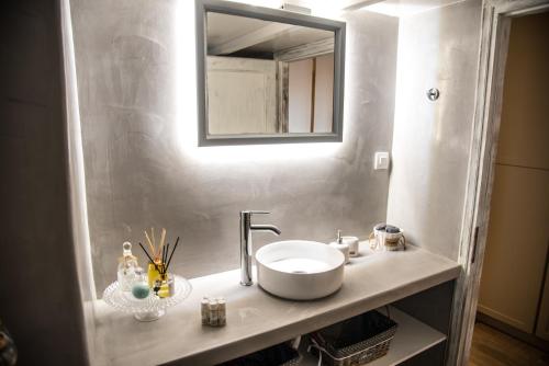 a bathroom with a sink and a mirror at Mike's Guesthouse in Lakkíon