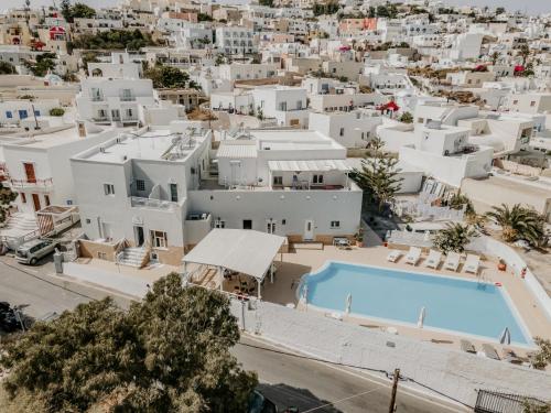 eine Luftansicht auf ein Dorf mit weißen Gebäuden und einem Pool in der Unterkunft Hotel Thirasia in Fira