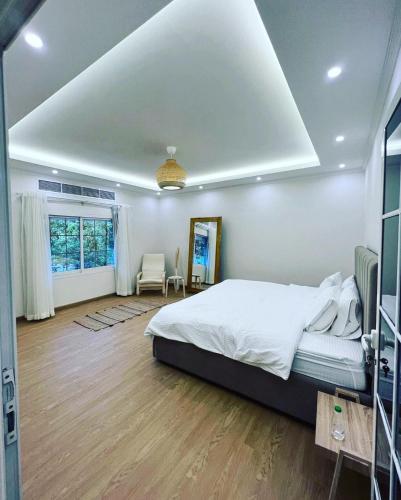 um quarto com uma cama grande num quarto em Luxury Farm Stay 50 em Badīyah