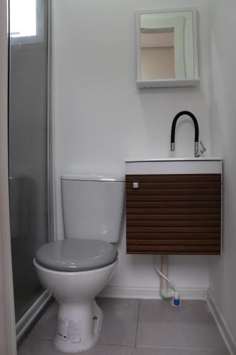 Un baño con inodoro, lavabo y ducha. en Canela Container, en Canela
