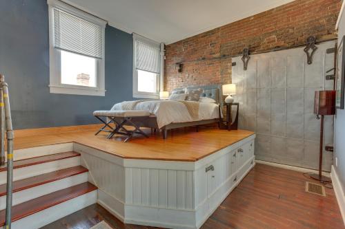 ein Schlafzimmer mit einem Bett und einer Ziegelwand in der Unterkunft Kentucky Bourbon Loft about Downtown Louisville in Louisville