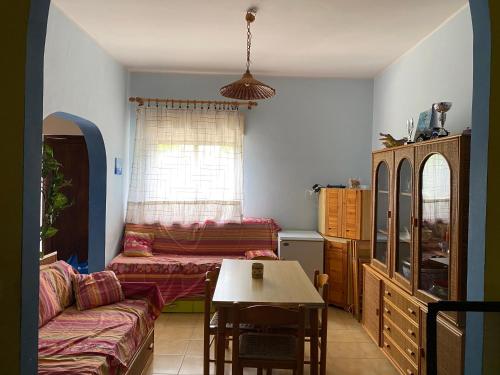 een woonkamer met een bank en een tafel bij Casa Sole e Mare in Catania