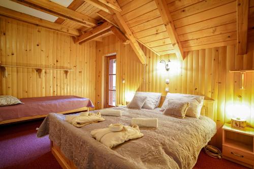 um quarto com uma cama grande num quarto de madeira em Luxury Love Chalet em Mrkopalj