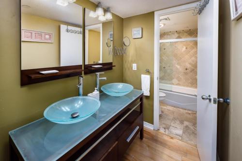 uma casa de banho com 2 lavatórios e um chuveiro em Nautilus 1505 - Gulf Front 1 Bedroom - 5th Floor em Fort Walton Beach