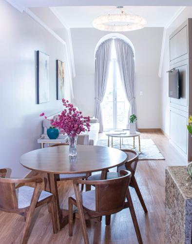a dining room with a table and chairs at Bisinii Boutique Hotel in Ciudad del Este