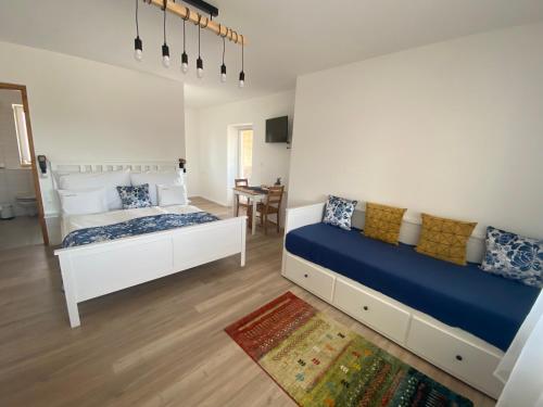 1 dormitorio con 2 camas y comedor en FarmerLand, en Abádszalók