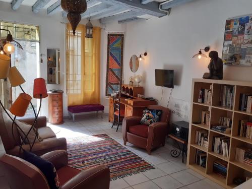 MAISON DE CHARME AVEC COUR, proche rue des Teinturiers