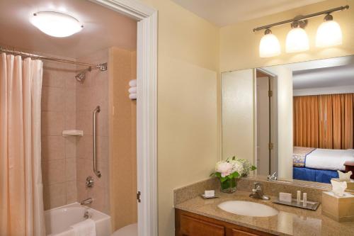 La salle de bains est pourvue d'un lavabo, d'une douche et d'un miroir. dans l'établissement Residence Inn by Marriott Boston Harbor on Tudor Wharf, à Boston