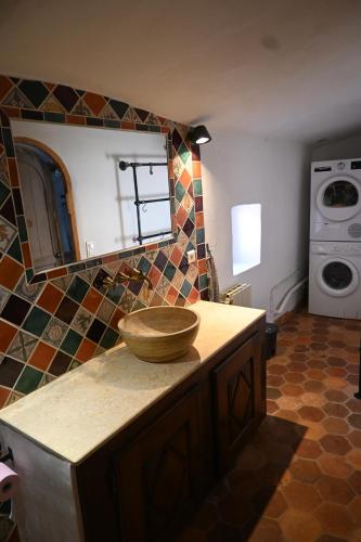 a kitchen with a counter with a bowl on it at Maison Porte Heureuse in Roussillon