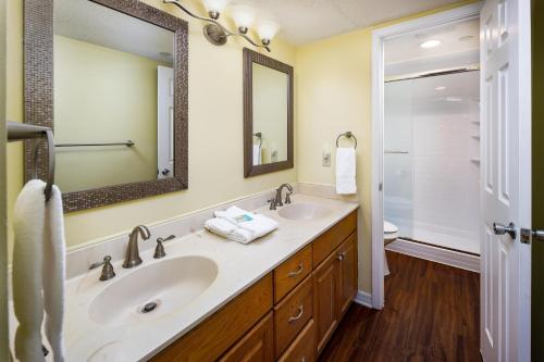 uma casa de banho com 2 lavatórios e um espelho em Nautilus 1603 - Gulf Front 2 Bedroom - 6th Floor em Fort Walton Beach