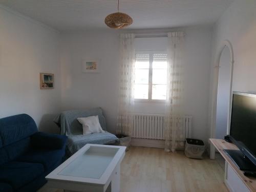 Televízia a/alebo spoločenská miestnosť v ubytovaní Casa O Vicedo