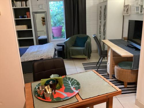 sala de estar con mesa y comedor en Maisonnette Nantes, en Nantes