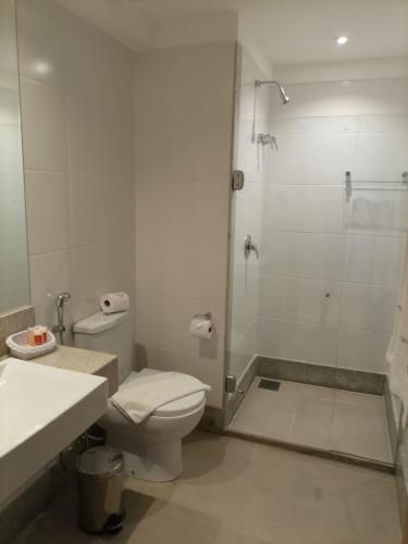 Condomínio Vista Azul Hotel في بيدرا أزول: حمام مع دش ومرحاض ومغسلة