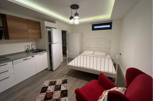 eine kleine Küche mit einem Bett in einem Zimmer in der Unterkunft Enoya Suites Ilıca in Cesme