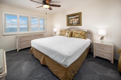 1 dormitorio con 1 cama grande y ventilador de techo en Nautilus 1702 Gulf Front Large 2 Bedroom Penthouse 7th Floor, en Fort Walton Beach